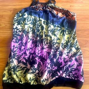 Gorgeous top! Tropical vibes and colors. The Limited size M